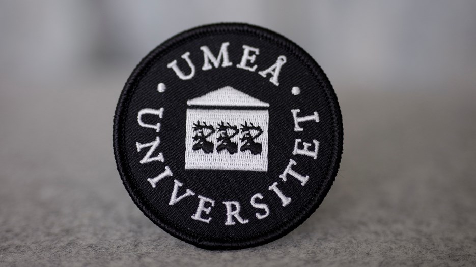 Tygmärke med texten Umeå universitet 