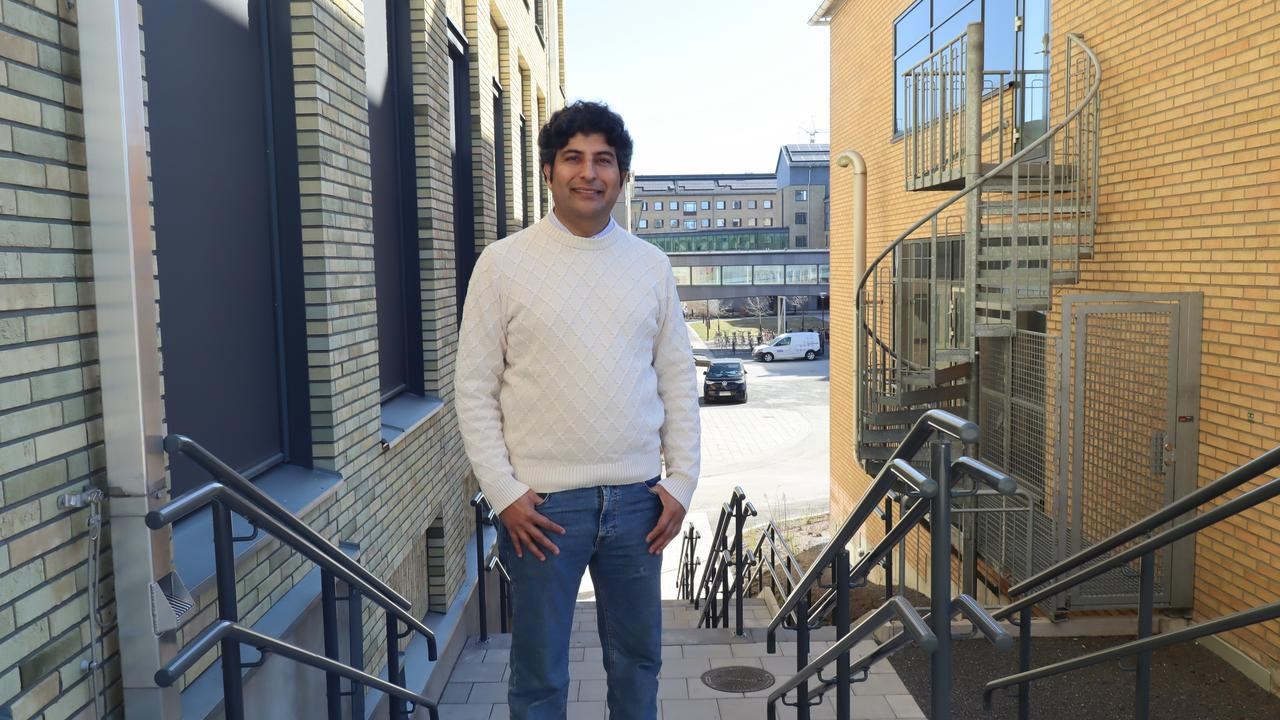Aftab Nadeem, forskare p&aring; Institutionen f&ouml;r molekyl&auml;rbiologi vid Ume&aring; universitet, st&aring;r i en trappa