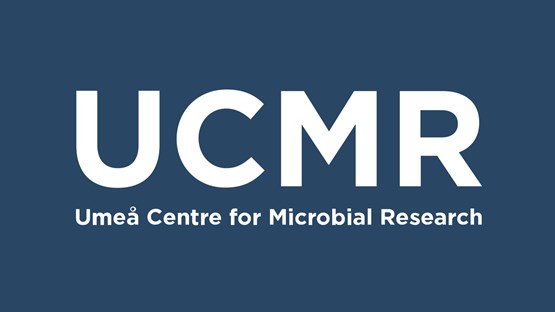 UCMR logga, vit text på blå botten