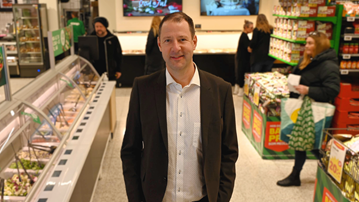 En man som står i en butik.
