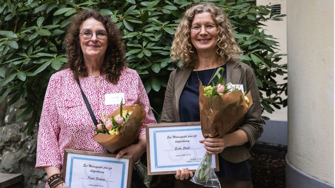 Karin Forsling och Erika Sturk tar emot diplom.