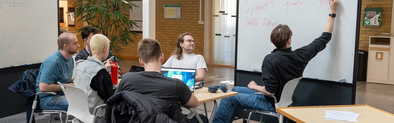 Studenter vid datavetenskap på kursen Programvaruteknik