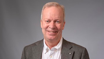 Porträtt på Per Ragnarsson, biträdande universitetsdirektör vid Umeå unviersitet.