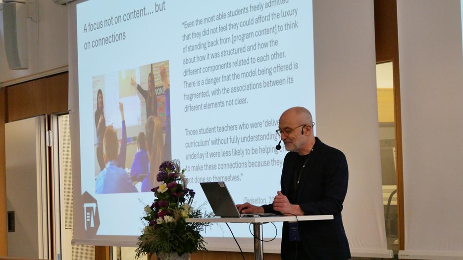 Keynote Alastair Henry, professor, Lunds universitet, presenterar.
