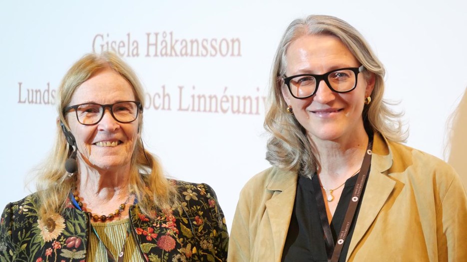 Två kvinnor står bredvid varandra.