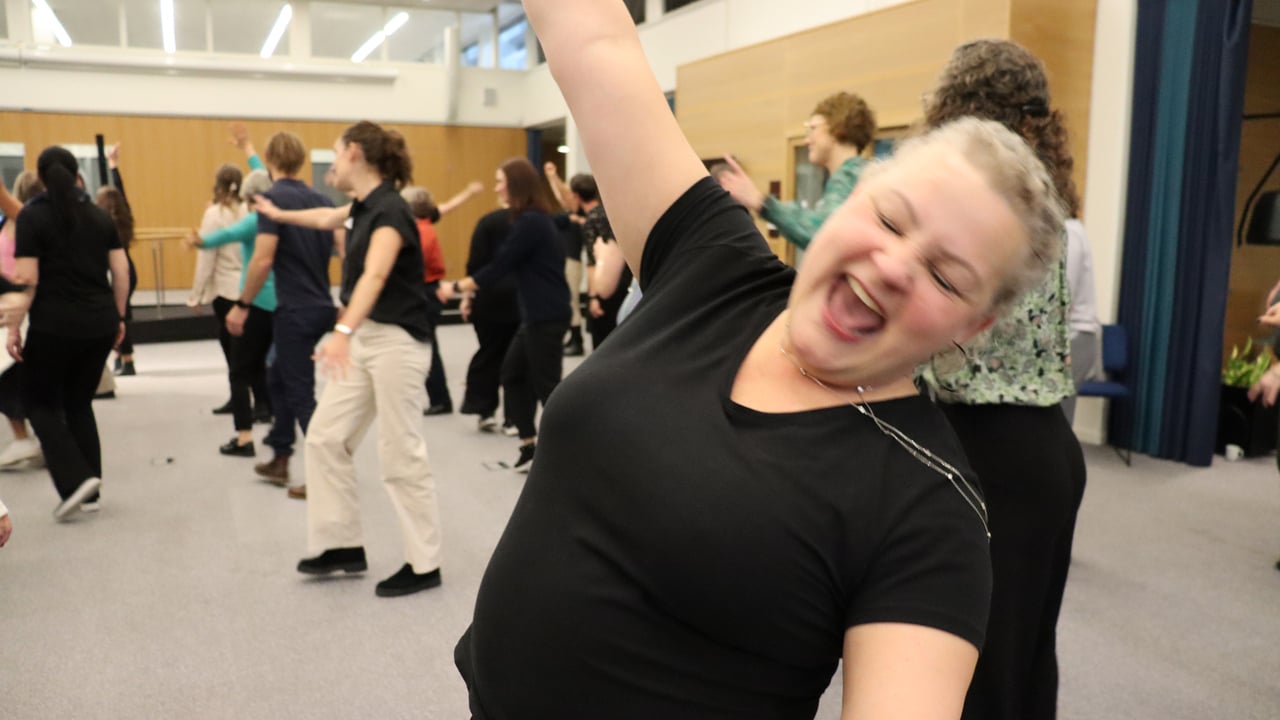 Marinett Sk&aring;nberg dansar linedance under TA-konferensen.