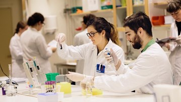 Bild på studenter i labb