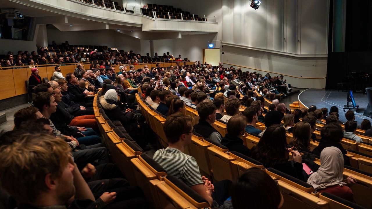 En fullsatt aula med Ferenc Krausz på scen.