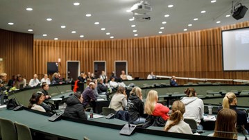 Olov NilssonUniversitetslektor vid Institutionen för medicinsk och translationell biologiSjuksköterskeprogrammet farmakologi föreläsning i Aula Biologica