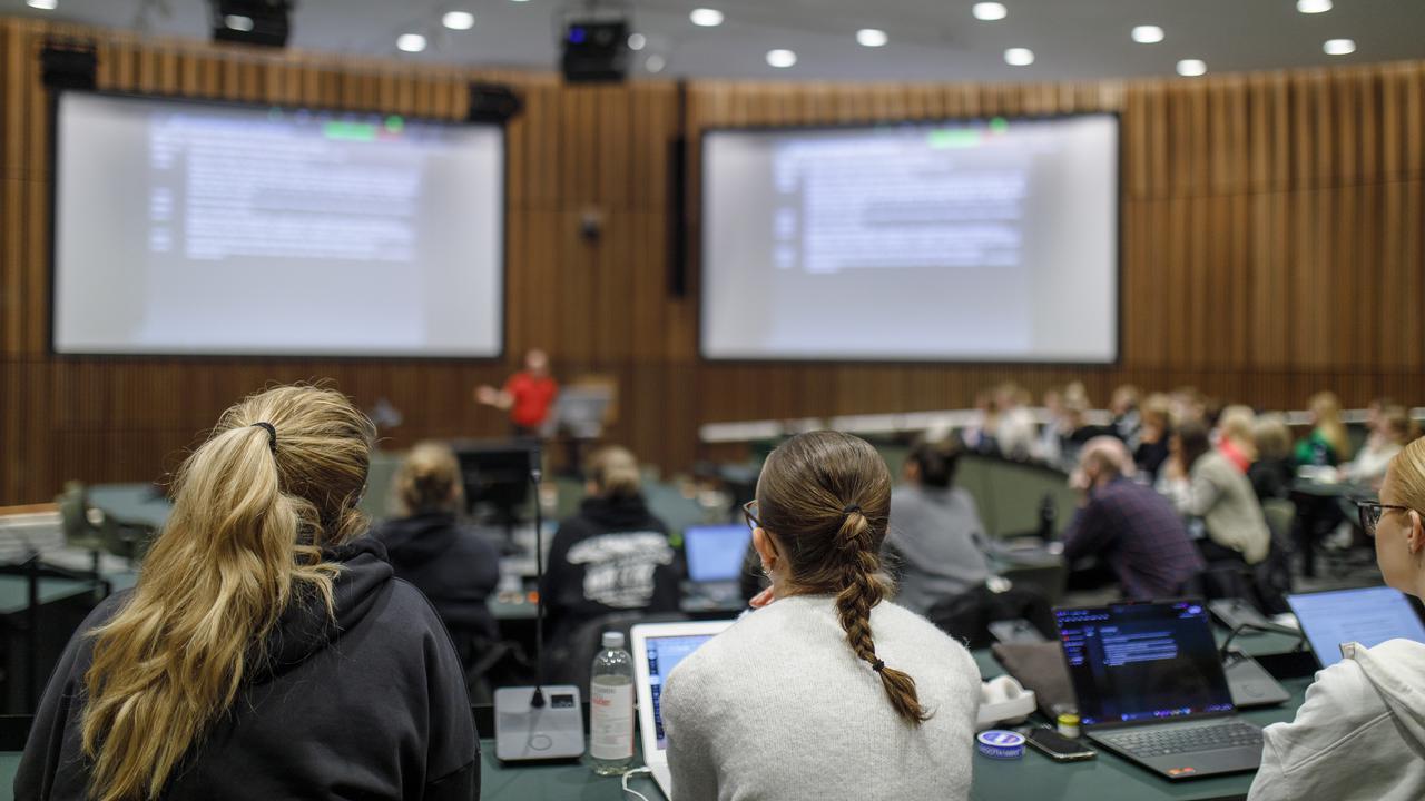 Olov NilssonUniversitetslektor vid Institutionen för medicinsk och translationell biologiSjuksköterskeprogrammet farmakologi föreläsning i Aula Biologica