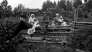 Familj utanför hus