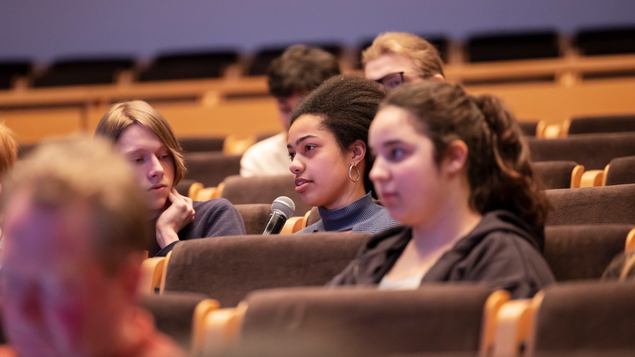 Unga kvinnor i publiken i Aula Nordica.