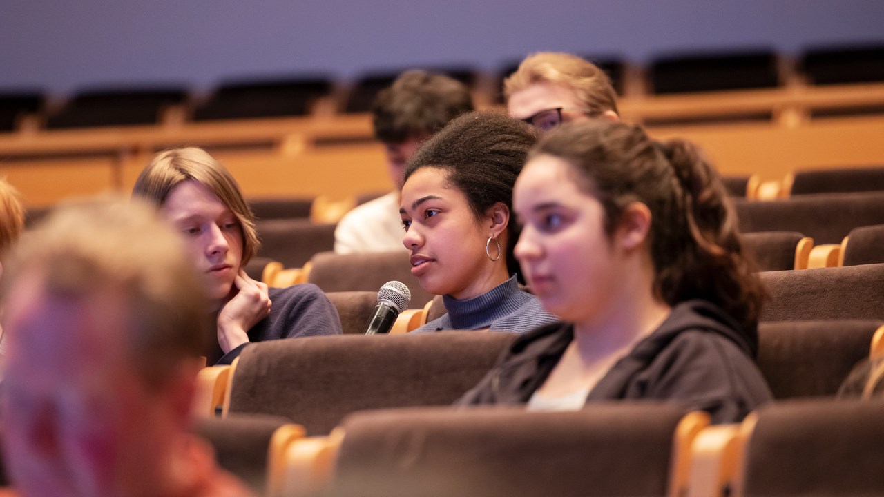 Unga kvinnor i publiken i Aula Nordica.