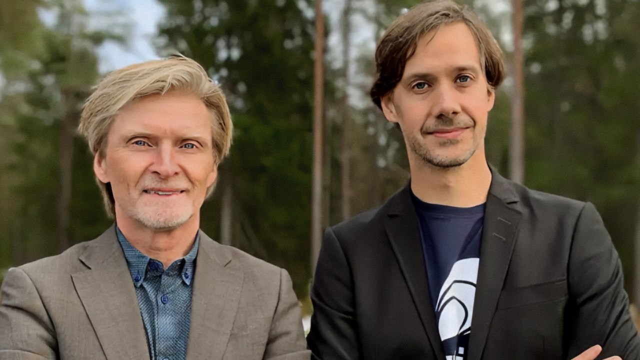 Halvkroppsporträtt av Erik Elmroth och Johan Tordsson utomhus. I bakgrunden syns en skog.