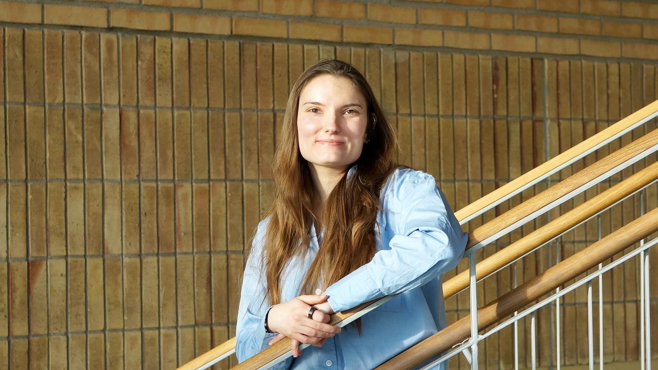 Sabine Houy i trappan i Lindellhallen