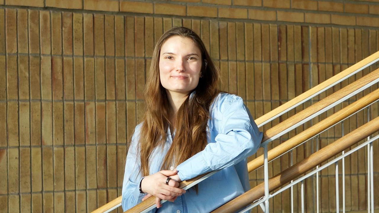 Sabine Houy i trappan i Lindellhallen