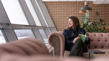 Anton pluggar på distans till socionom.