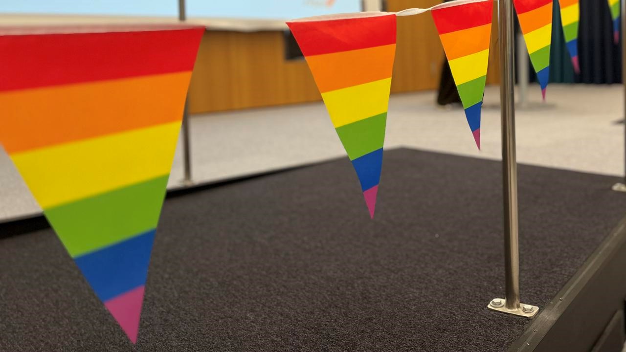 Pridehäng, pyssel och plakatverkstad i Humanisthuset i samband med Pride på campus.