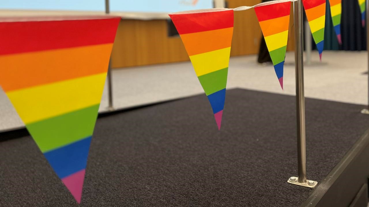 Pridehäng, pyssel och plakatverkstad i Humanisthuset i samband med Pride på campus.