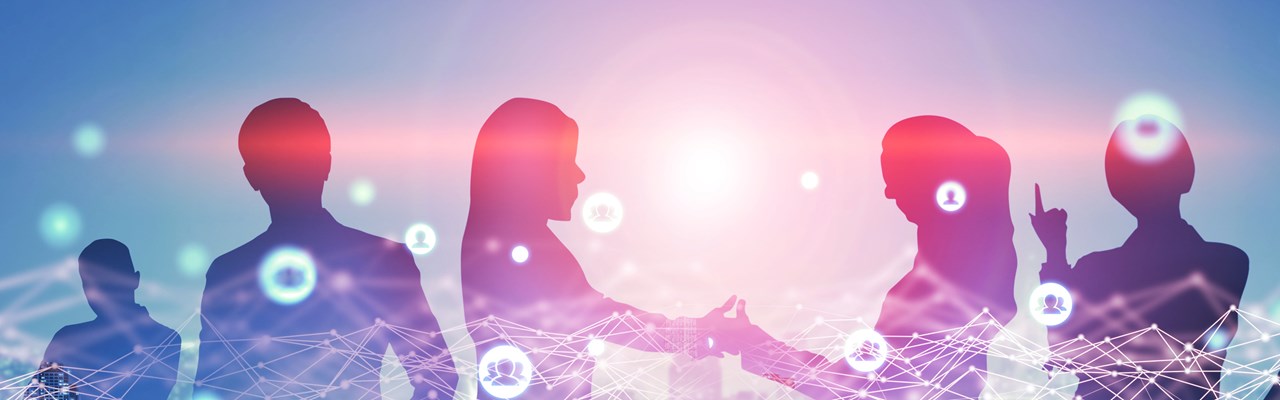 kreativ bild av affärsmänniskor i ett konferensrum. Kan se staden och höghus i bakgrunden.