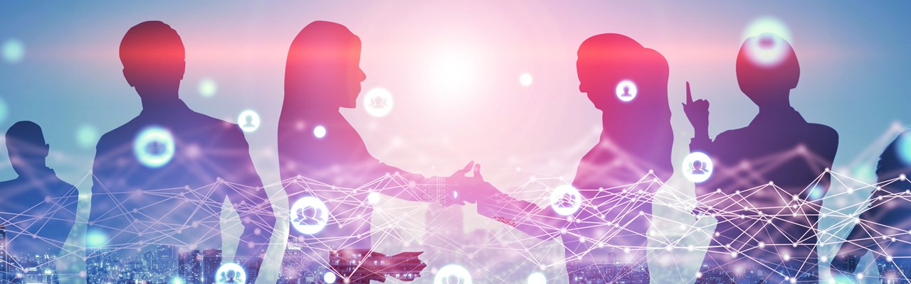 kreativ bild av affärsmänniskor i ett konferensrum. Kan se staden och höghus i bakgrunden.