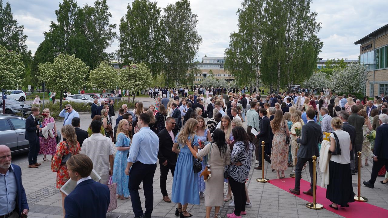 En stor grupp m&auml;nniskor utomhus