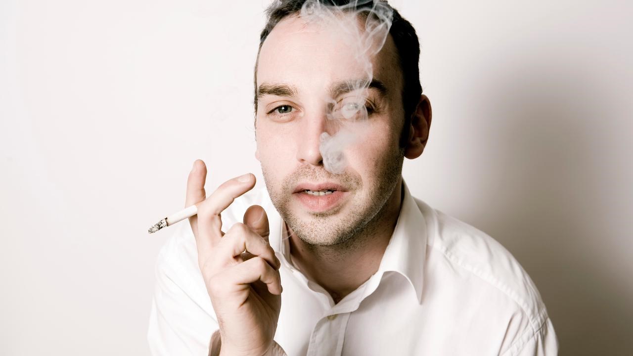 Person röker en cigarett