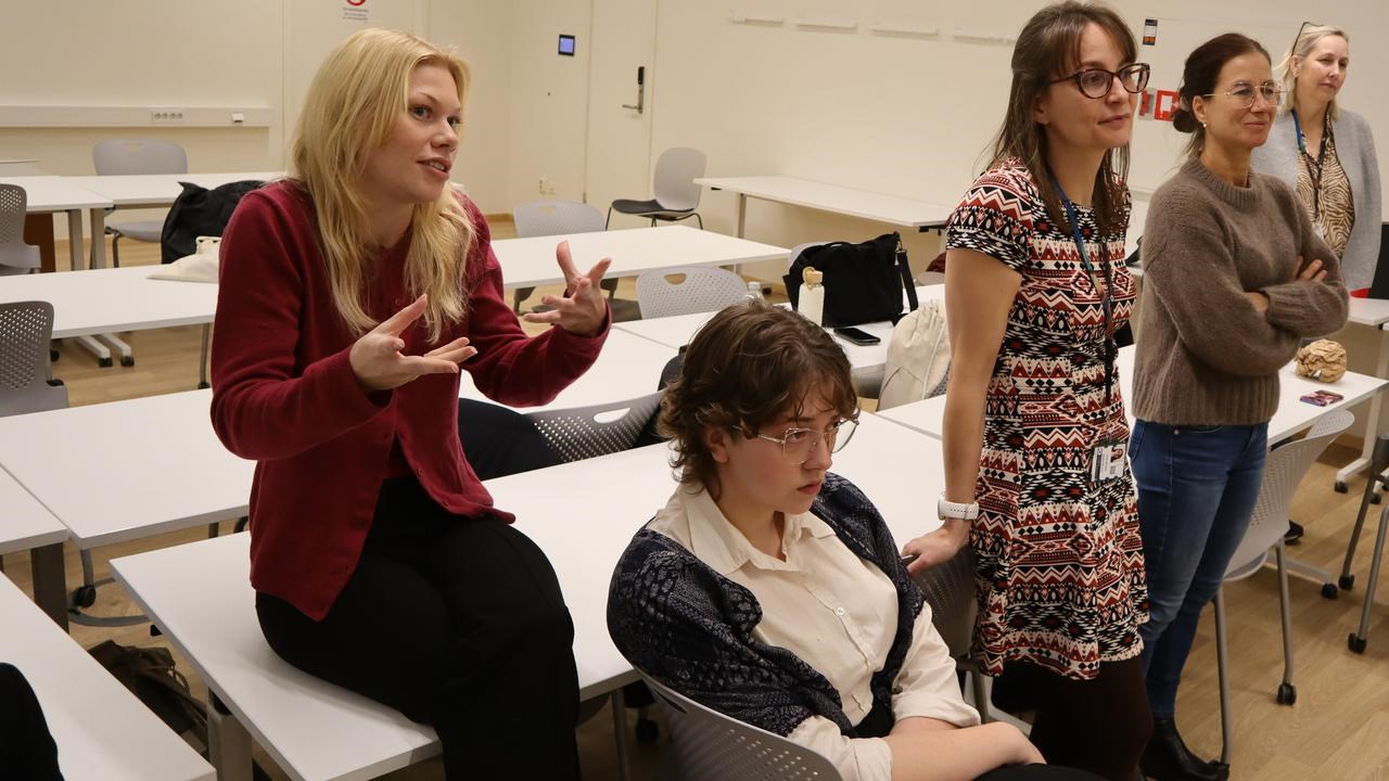 Bild på studenter och lärare under en diskussion vid redovisning av ett projekt i miljövetenskap.