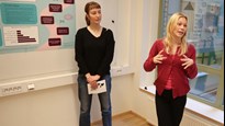 Bild på studenterna Tuva Elingstam och Selma Skoglund under redovisning av projektarbete i miljövetenskap.
