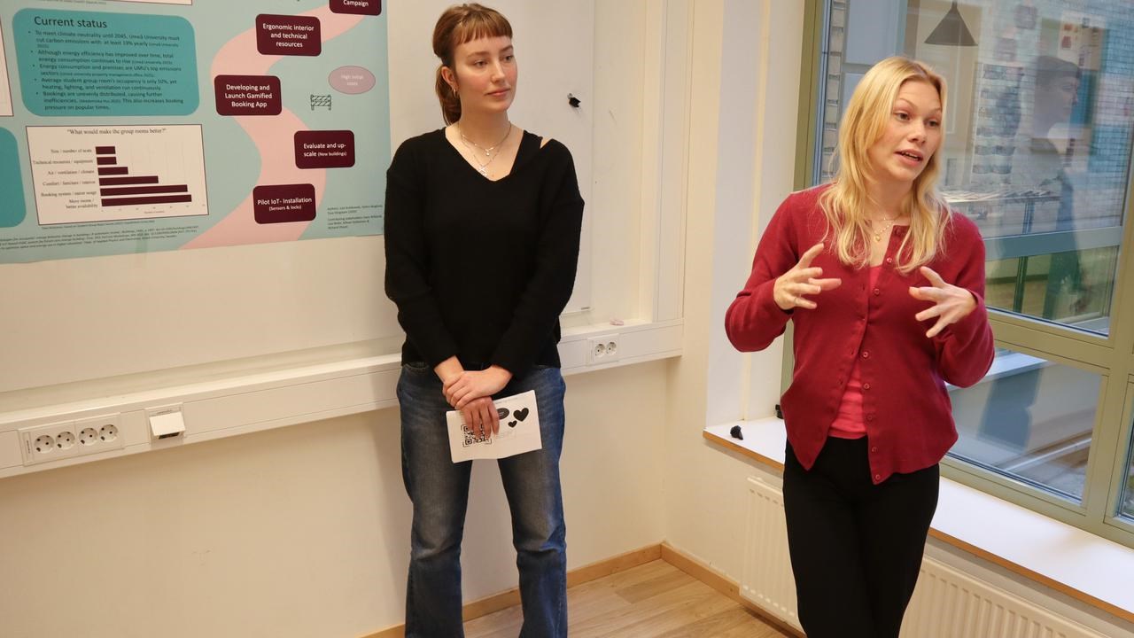 Bild på studenterna Tuva Elingstam och Selma Skoglund under redovisning av projektarbete i miljövetenskap.