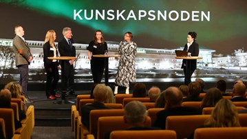 En grupp människor som står på toppen av en scen.