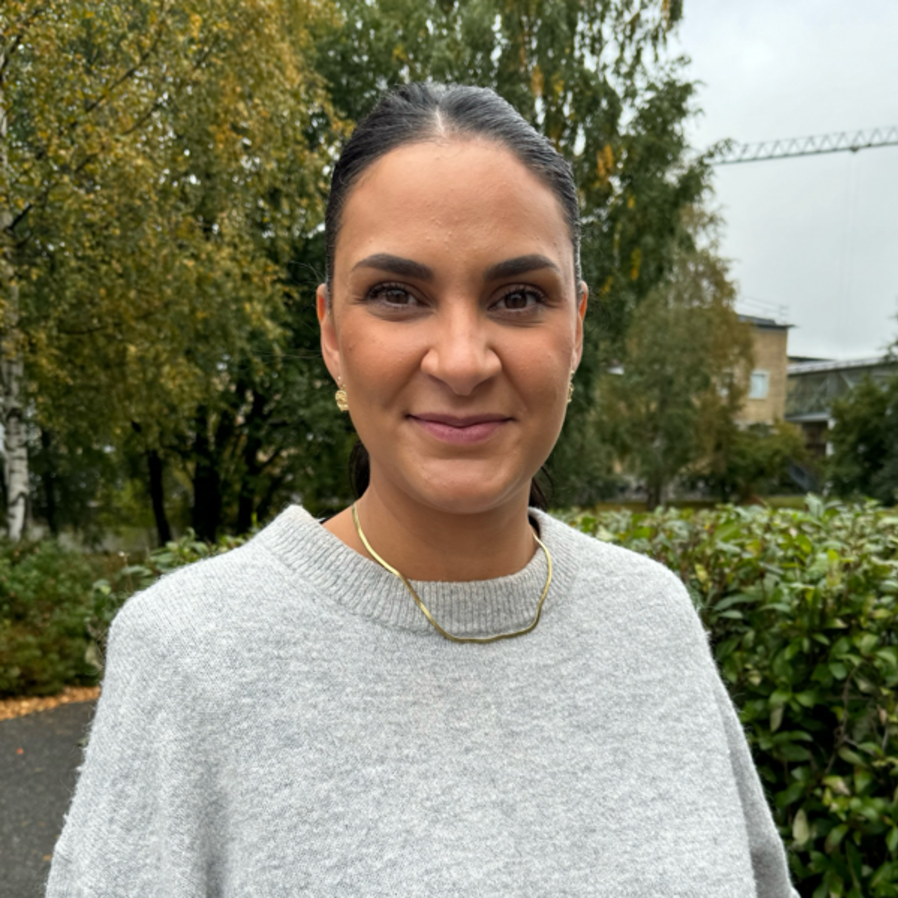 En kvinna kl&auml;dd i gr&aring; tr&ouml;ja och jeans