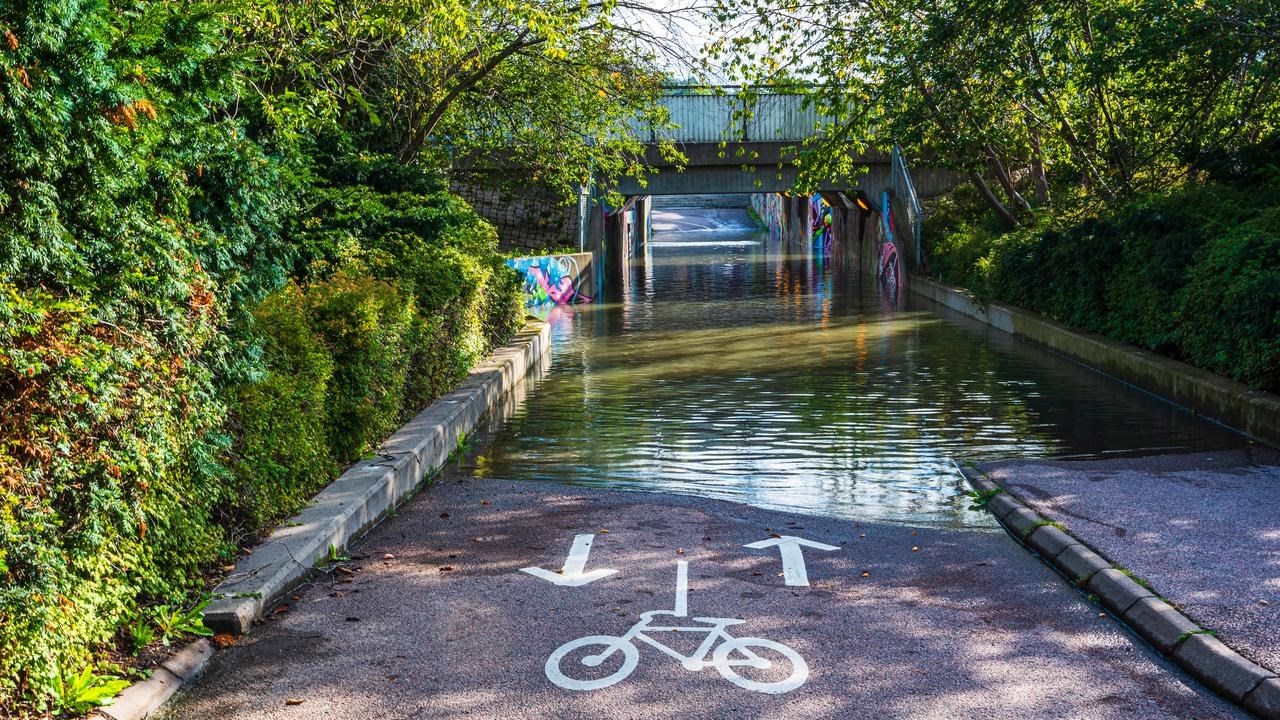 Översvämning på cykelbana under en viadukt.