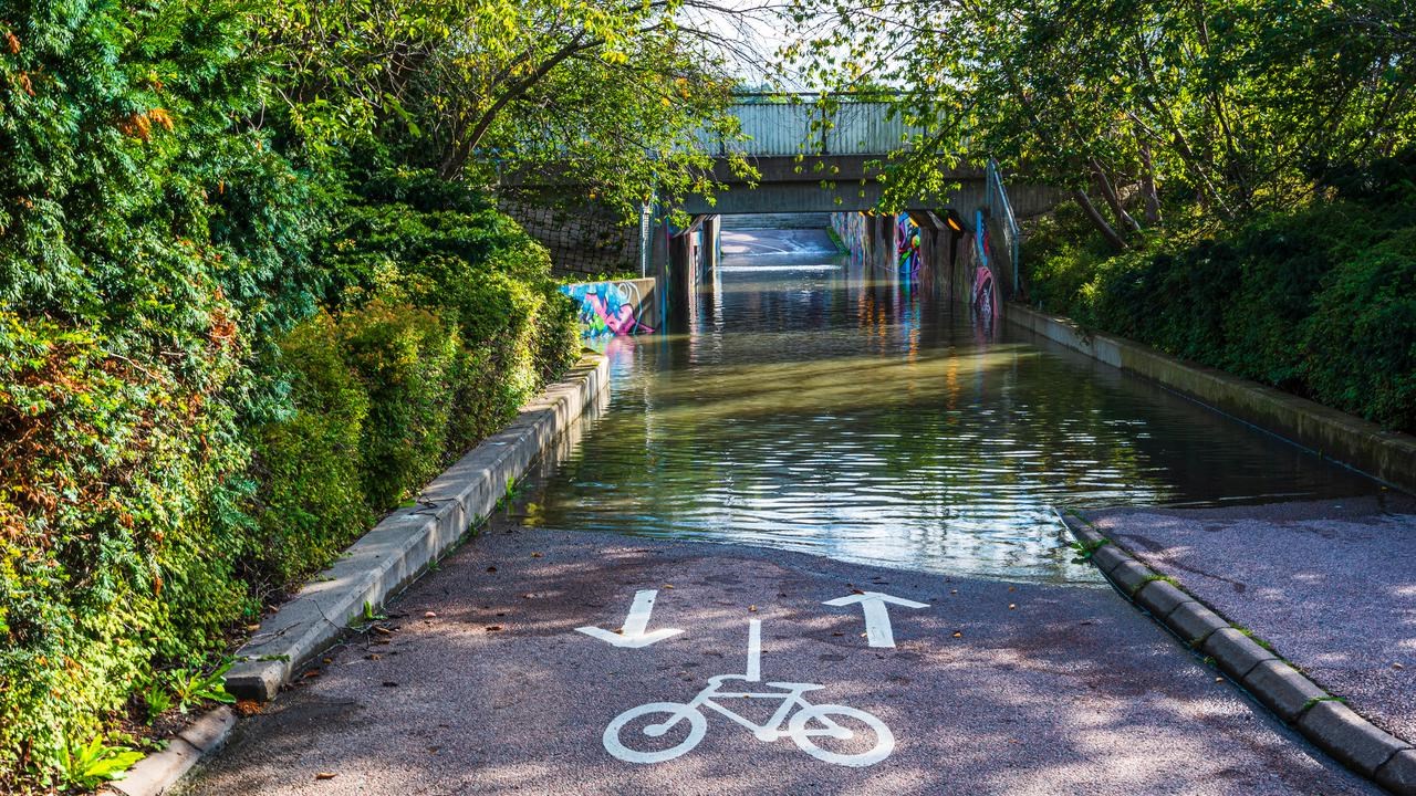 Översvämning på cykelbana under en viadukt.