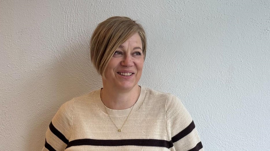 kvinna tittar åt sidan och ler