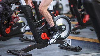 Äldre person som cyklar inomhus