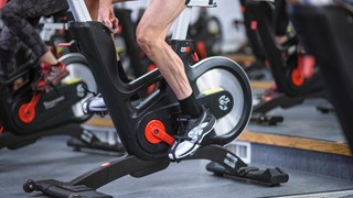 Äldre person som cyklar inomhus