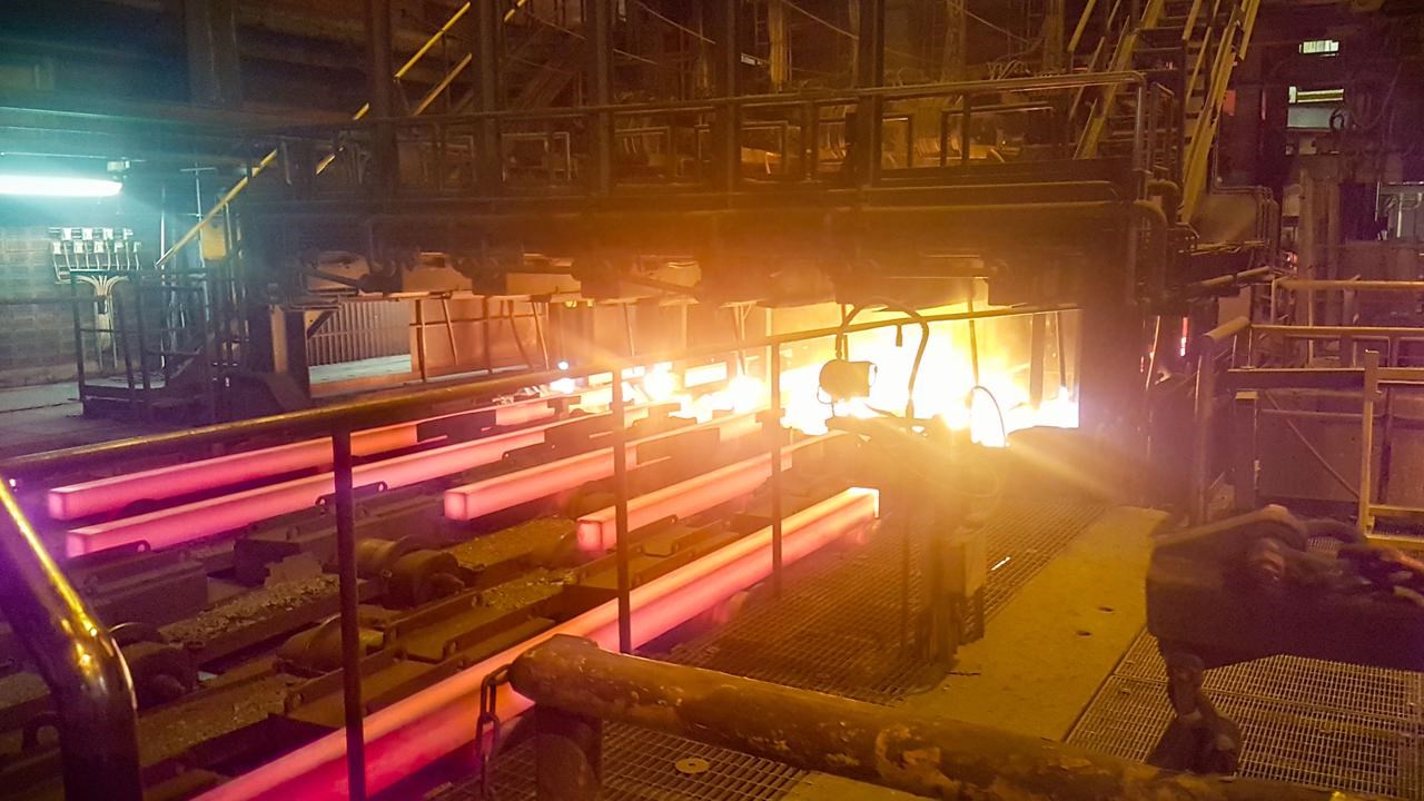 Bild på stränggjutna stålbalkar på ett stålverk.