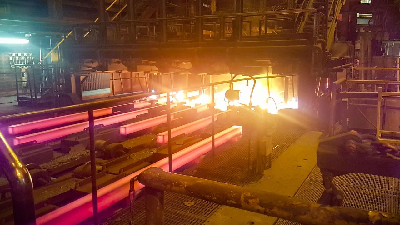 Bild på stränggjutna stålbalkar på ett stålverk.