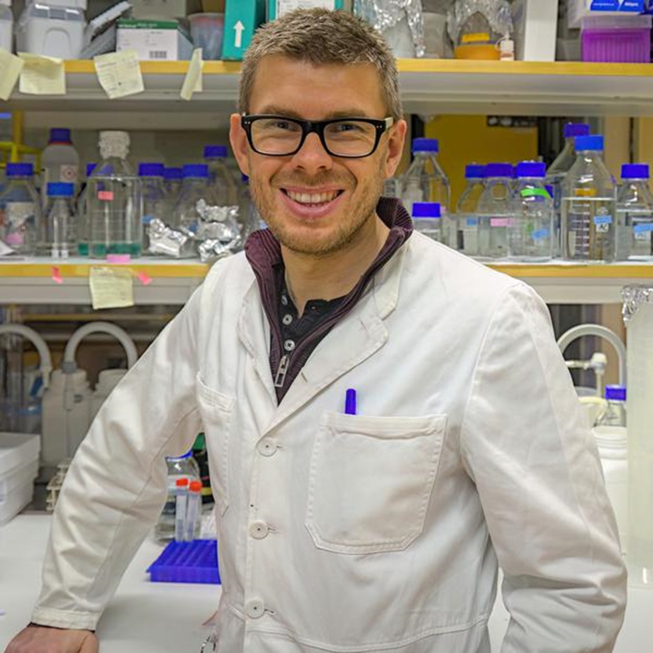 Andreas Kohler stående i sitt labb vid Institutionen för medicinsk kemi och biofysik.
