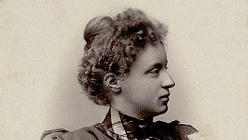Svartvitt porträttfoto av Frida Åslund.