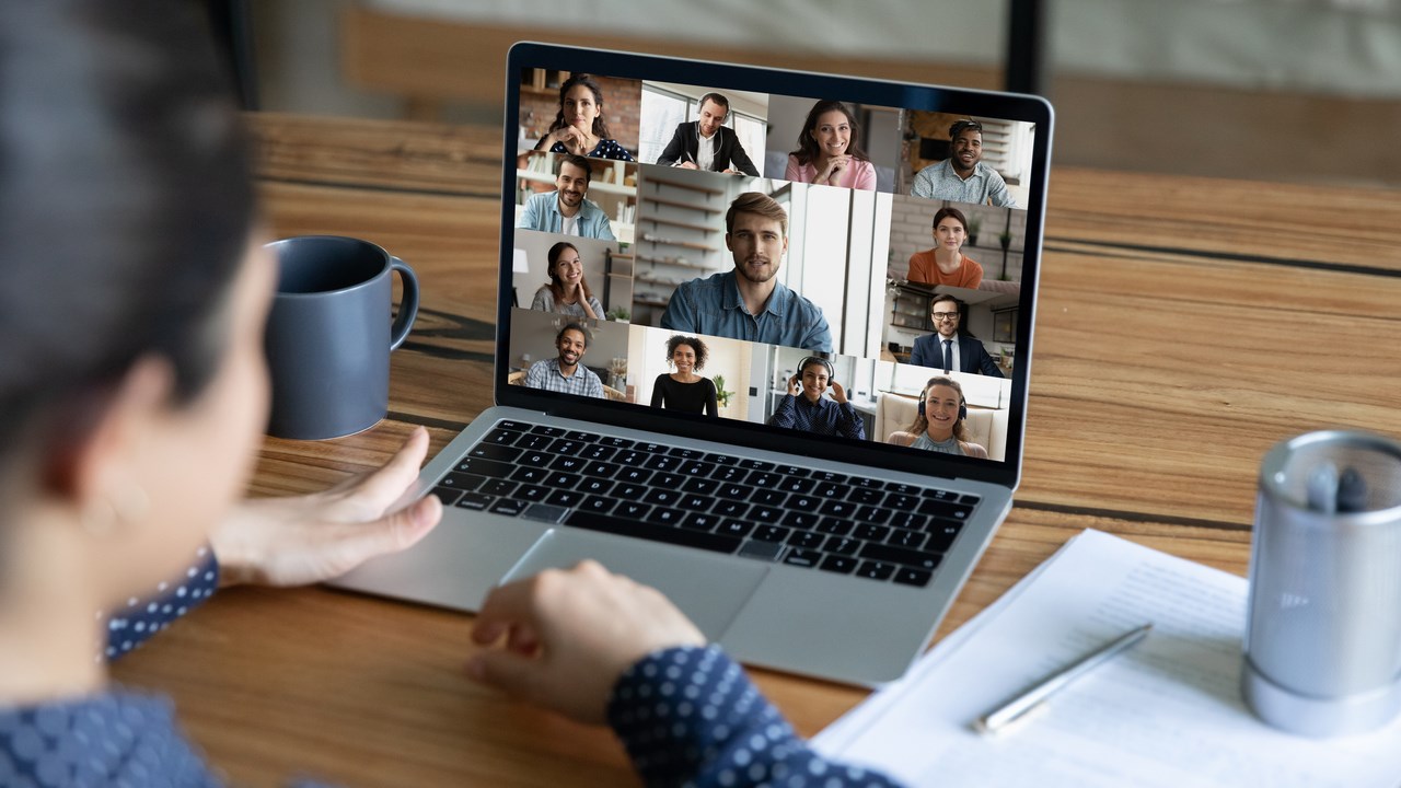 Person deltar i ett digitalt möte via skärmen på sin laptop.