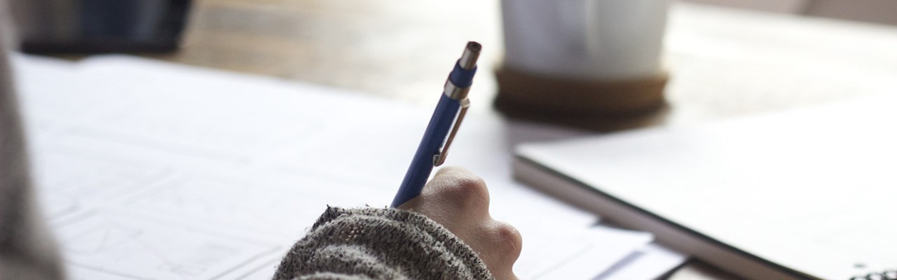 Närbild på hand på en person som skriver.