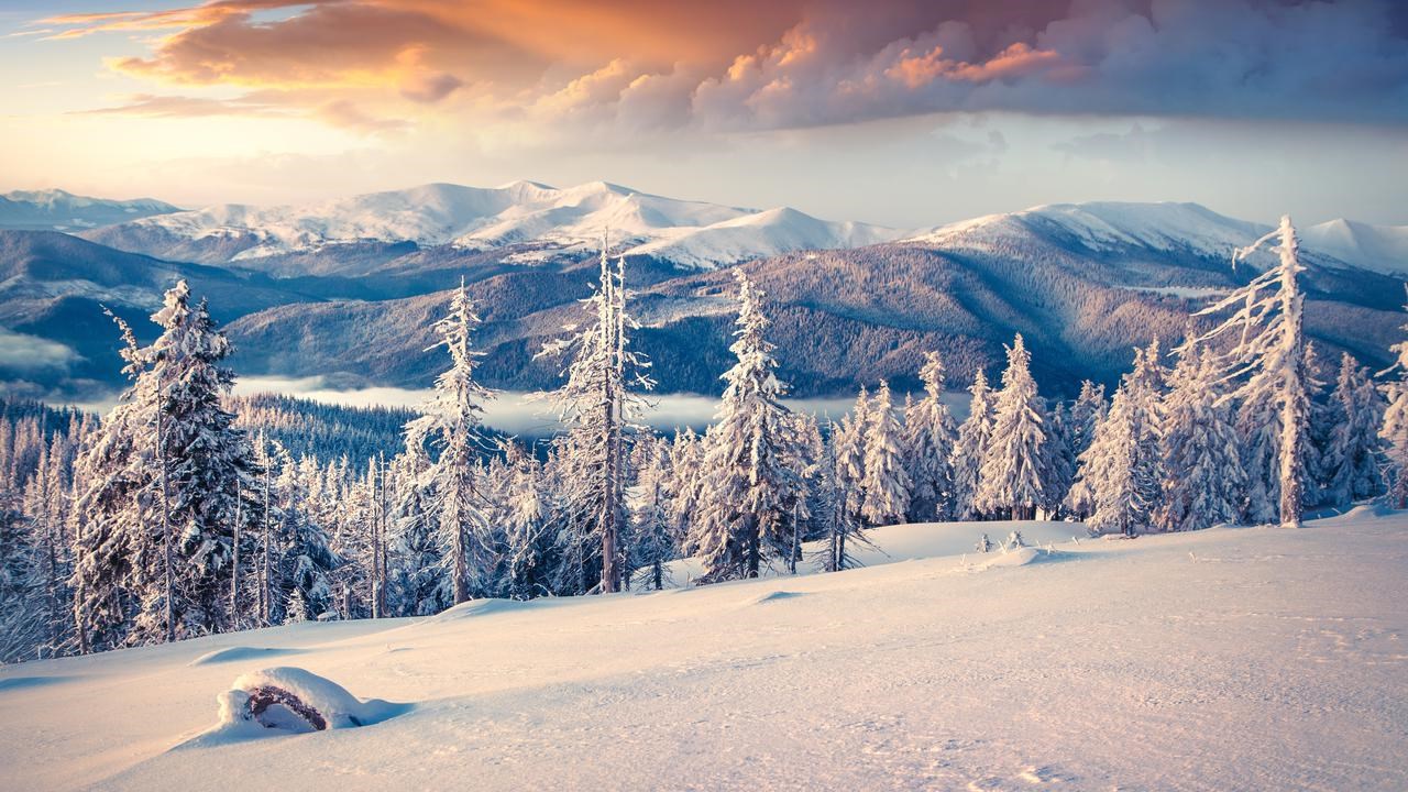 Färgstarkt vinterlandskap i soluppgång.