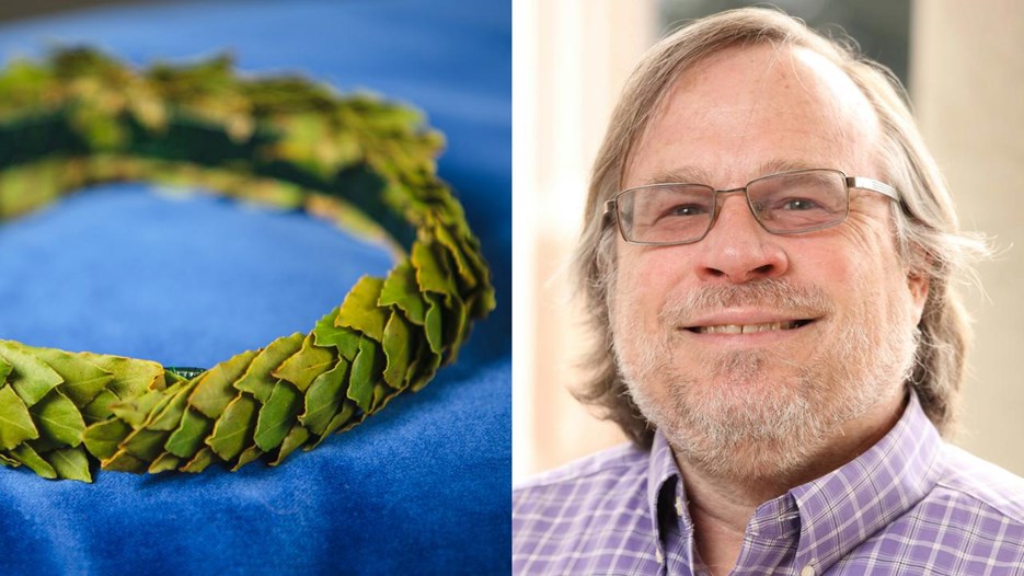 Porträttbild på en man med glasögon. Brevid en bild på en lövkrans.