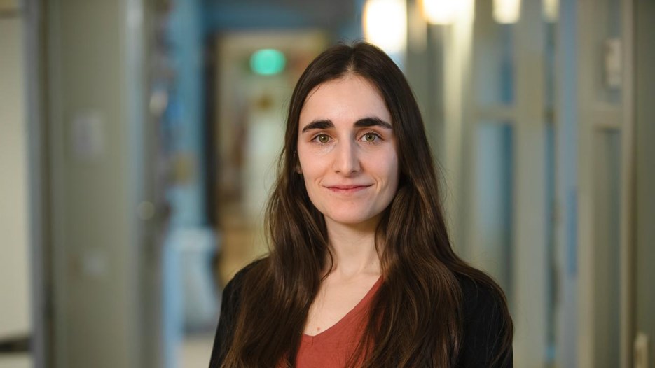 Porträtt av Laura Leykam, doktorand, som ler.