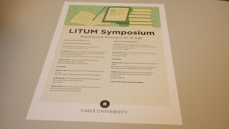 En närbild av programmet på ett bord.