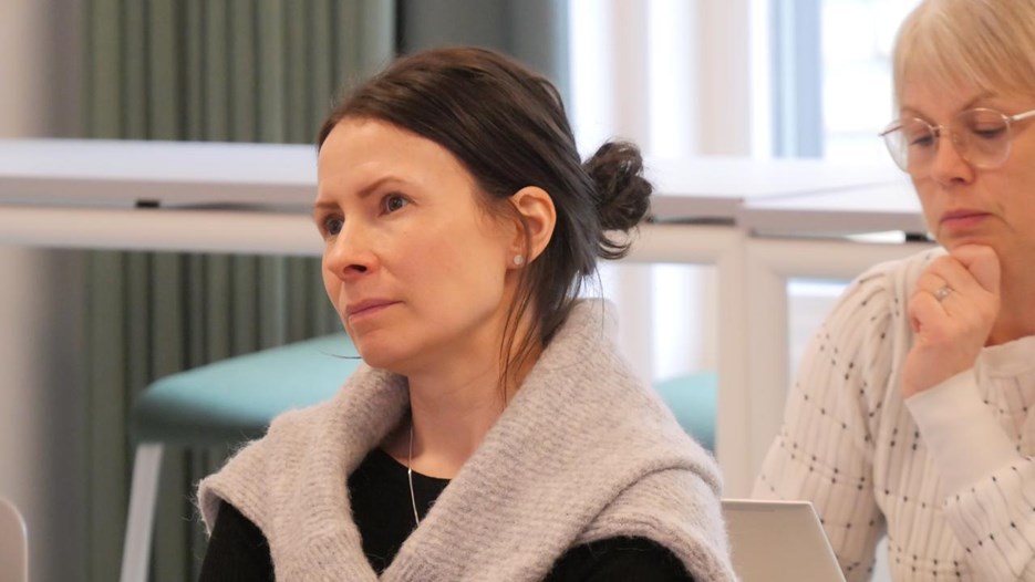 Två kvinnor lyssnar på föredrag.