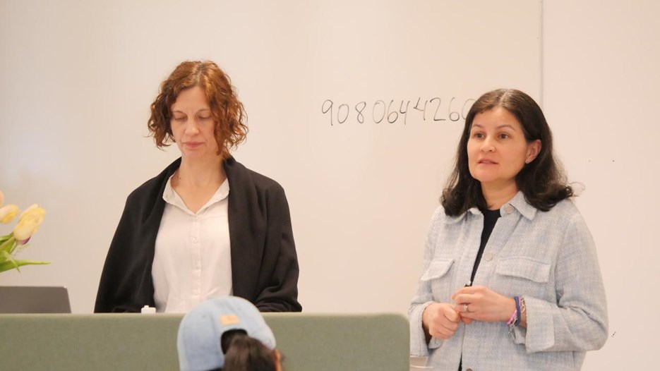 Coppélie Cocq och Carla Jonsson håller en presentation