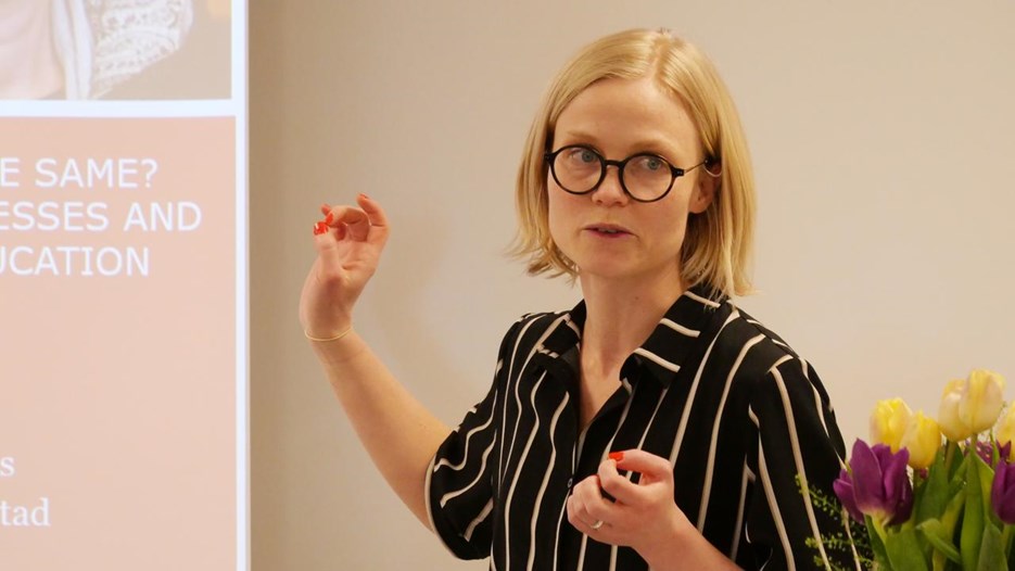 Sala Silverdal håller ett föredag.